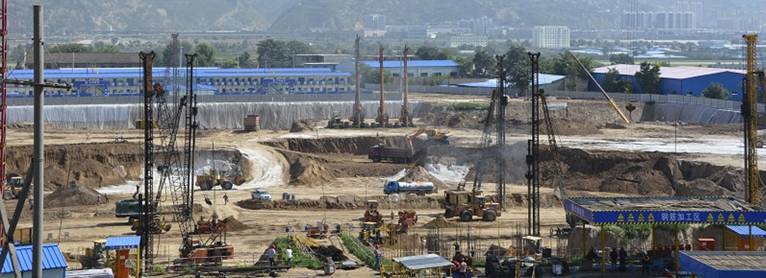 建筑埋在地面以下的部分稱(chēng)為基礎(chǔ)。承受由基礎(chǔ)傳來(lái)荷載的土層稱(chēng)為地基，位于基礎(chǔ)底面下第一層土稱(chēng)為持力層，在其以下土層稱(chēng)為下臥層。地基和基礎(chǔ)都是地下隱蔽工程，是建筑物的根本，它們的勘察、設(shè)計(jì)和施工質(zhì)量關(guān)系到整個(gè)建筑的安全和正常使用。