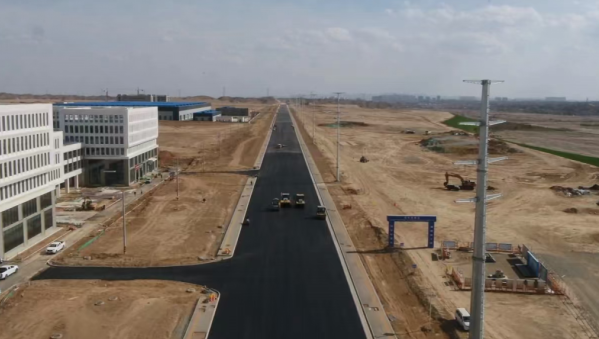 奮斗是建設(shè)者們不變的底色。在這個(gè)五一假期，西部市政建設(shè)集團(tuán)各項(xiàng)目建設(shè)者們依然奮戰(zhàn)在施工一線，以汗水詮釋擔(dān)當(dāng)，用一磚一瓦勾勒出城市建設(shè)新圖景。蘭州新區(qū)礦產(chǎn)園區(qū)西路南延段項(xiàng)目建設(shè)穩(wěn)步推進(jìn)，該項(xiàng)目K0+00