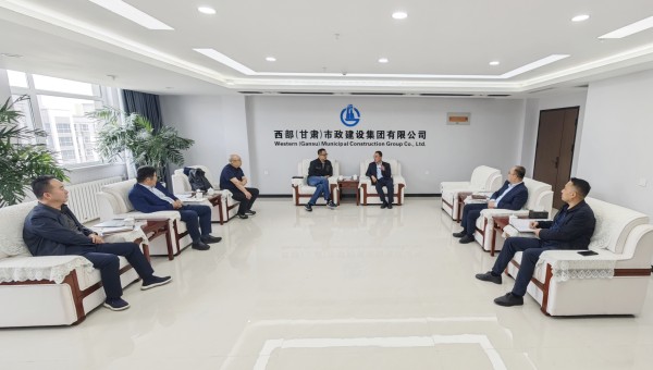 5月14日，中航規(guī)劃設(shè)計(jì)研究總院市政工程設(shè)計(jì)研究院黨委書記、院長(zhǎng)陳曉峰一行到訪西部（甘肅）市政建設(shè)集團(tuán)有限公司。西部市政建設(shè)集團(tuán)黨委書記、董事長(zhǎng)劉文太對(duì)中航市政院一行到訪表示歡迎。座談中，雙方負(fù)責(zé)人介