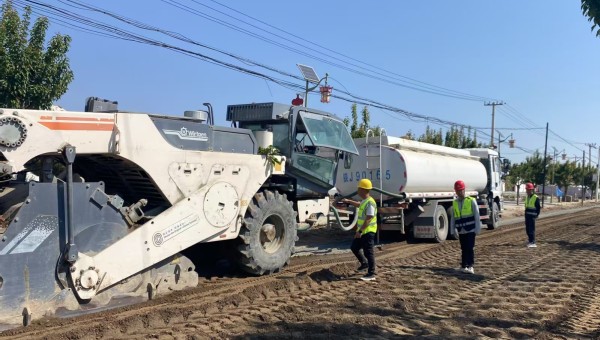 隨著大型冷再生機(jī)組緩緩駛過，一段平整嶄新的試驗(yàn)段路面隨即成型。近日，由西部市政建設(shè)集團(tuán)一公司承建的慶陽(yáng)市正寧縣S501線五頃塬至三嘉公路項(xiàng)目全深式就地冷再生試驗(yàn)段順利完成攤鋪?zhàn)鳂I(yè)。據(jù)悉，該項(xiàng)目攤鋪試驗(yàn)
