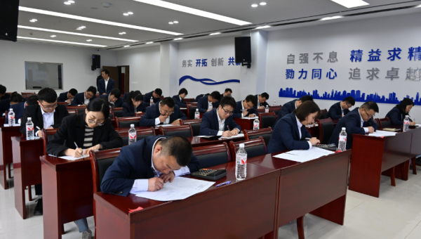 “本屆競(jìng)賽試題結(jié)合了財(cái)務(wù)業(yè)務(wù)實(shí)際、制度與核算辦法，設(shè)置會(huì)計(jì)實(shí)務(wù)全流程核算應(yīng)用題，重點(diǎn)考察選手們專業(yè)知識(shí)綜合運(yùn)用能力、全流程業(yè)務(wù)處理能力和實(shí)際問題解決能力！”5月12日，西部市政建設(shè)集團(tuán)工會(huì)“2025年