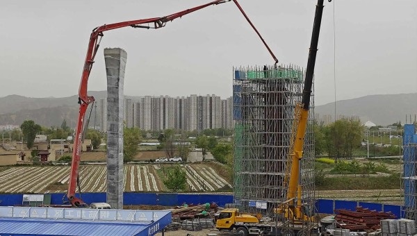 在西部市政建設(shè)集團(tuán)四公司臨夏市環(huán)城北路橋梁及附屬工程（二期）項(xiàng)目現(xiàn)場(chǎng)，鋼筋加工區(qū)火花飛揚(yáng)、安裝墩柱區(qū)一件件鋼筋骨架安全運(yùn)達(dá)、泵車將一方方混凝土輸送至墩柱澆筑......現(xiàn)場(chǎng)一片繁忙景象。自四月復(fù)工以來