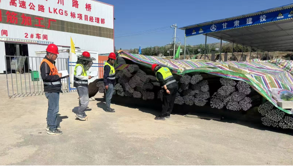 連日來，由西部市政建設(shè)集團(tuán)承建的康樂縣北濱河路西段及連接線道路項(xiàng)目建設(shè)有序推進(jìn)，路基處理、管道安裝、涵洞和橋梁等多個(gè)作業(yè)面同步施工，全體建設(shè)者用汗水澆筑市政道路建設(shè)基石，以實(shí)干精神推進(jìn)項(xiàng)目履約取得新成