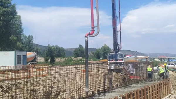 近日，康樂(lè)縣北濱河路建設(shè)項(xiàng)目康美橋0#蓋梁砼澆筑拉開(kāi)帷幕。此次橋臺(tái)澆筑為后續(xù)橋梁架設(shè)筑牢根基，直接關(guān)系道路通車(chē)節(jié)點(diǎn)，是項(xiàng)目建設(shè)中具有里程碑意義的關(guān)鍵一步。施工現(xiàn)場(chǎng)，工人師傅們?cè)谧鳂I(yè)區(qū)內(nèi)有條不紊地完成綁